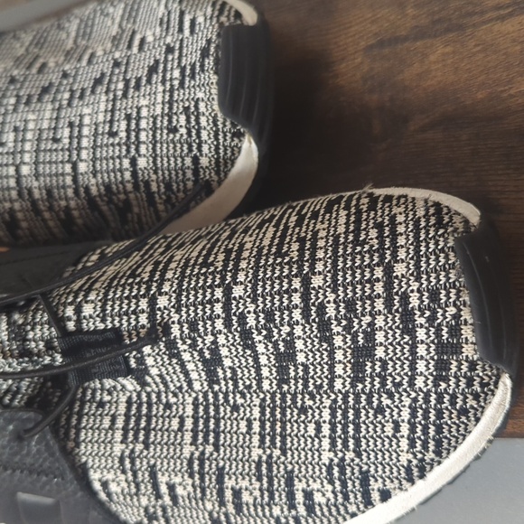 EC Boys ADIDAS Sneakers - Picture 4 of 4